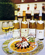 Фруктовые белые вина нередко обладают изысканной кислинкой, поэтому подходят к рыбе и морепродуктам
